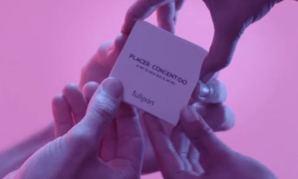 Four hands opening a Placer Consentido packet