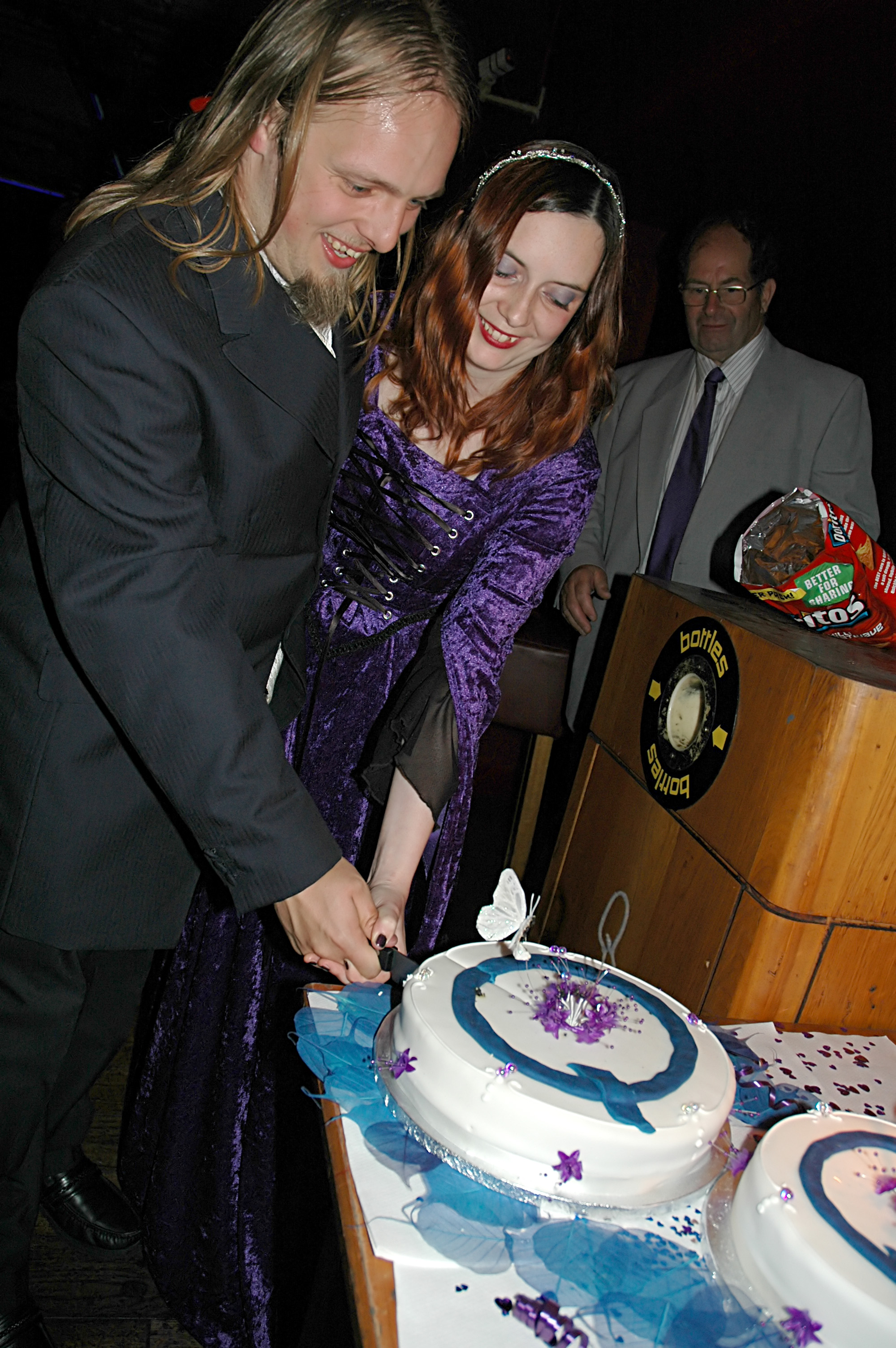 Dan & Claire cut the cake
