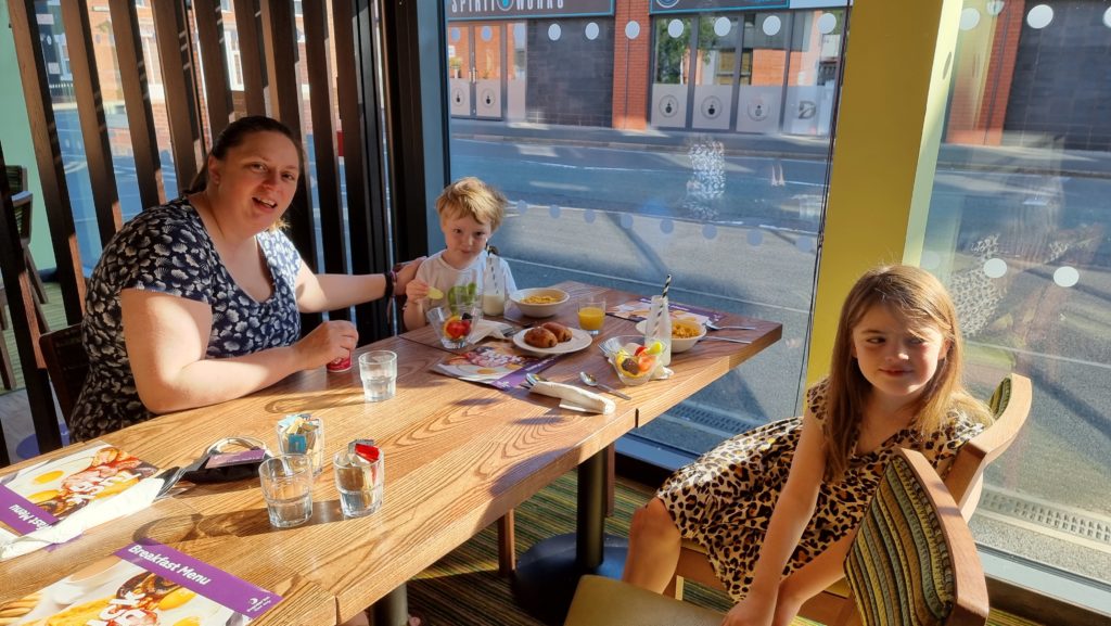 Ruth and the kids eat breakfast