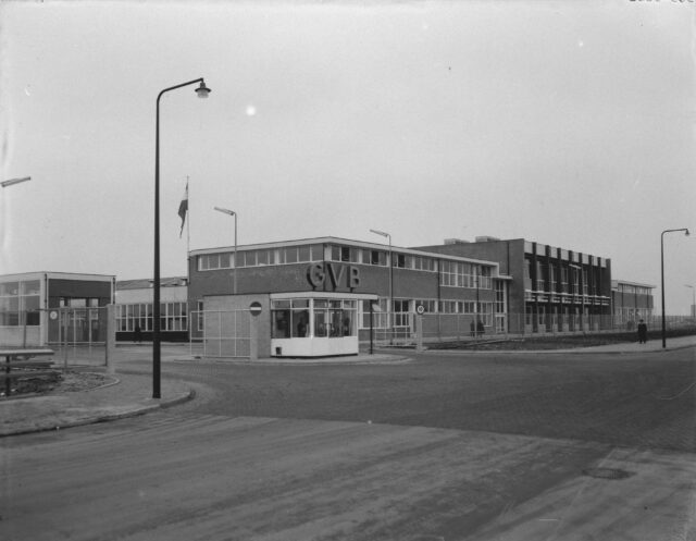 1950s black and white photo showing a newly-opened "GVB" bus depot in West Amsterdam.